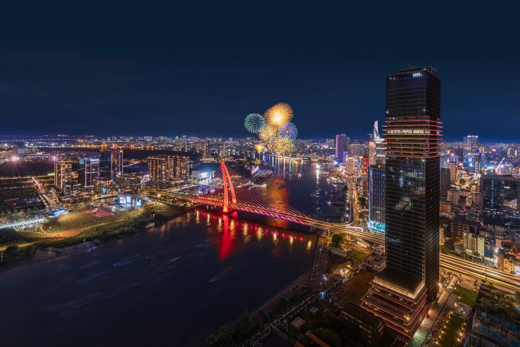 Choáng ngợp với hệ thống đèn LED mặt dựng của Saigon Marina IFC 5 điều “WOW” bạn chưa biết?