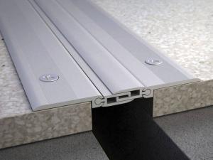 Expansion joint + adhesive